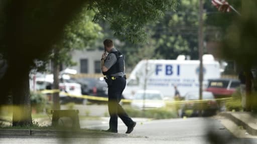 Un policier et un véhicule du FBI sur le site d'une fusillade, le 14 juin 2017 à Alexandria aux Etats-Unis