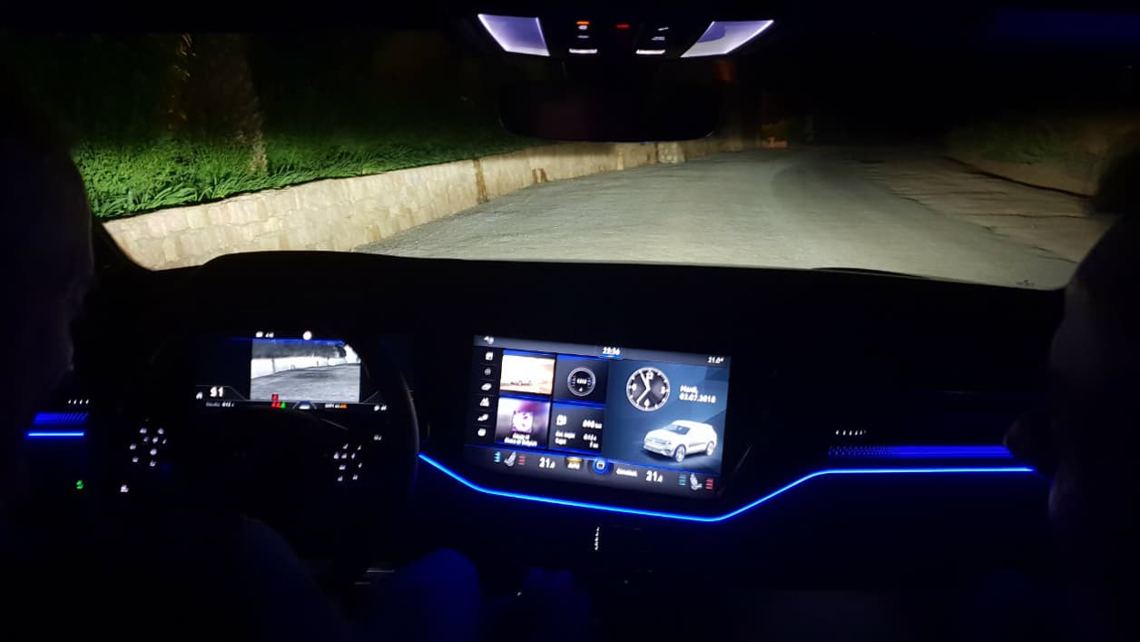 Un aperçu de la "Night Vision" derrière le volant, des phares qui éclairent parfaitement la route et de l'ambiance lumineuse à bord du nouveau Touareg. Un aperçu de la "Night Vision" derrière le volant, des phares qui éclairent parfaitement la route et de l'ambiance lumineuse à bord du nouveau Touareg.