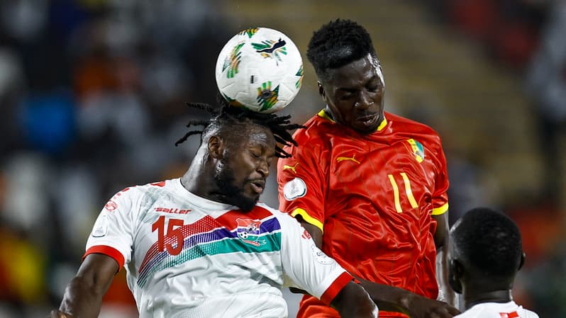 Duel aérien entre Mendy et Bayo lors du match de la CAN Guinée-Gambie