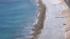 Plage de Nice. La Côte d'Azur et l'Ile-de-France et ont davantage souffert que d'autres régions comme la Bretagne et la Corse d'une saison touristique 2009 en demi-teinte, selon l'Insee. /Photo d'archives/REUTERS/Sébastien Nogier