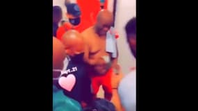 Une vidéo a fuité montrant le vice-président du Surinam Ronnie Brunswijk en train de distribuer des billets aux adversaires à l'issue du match