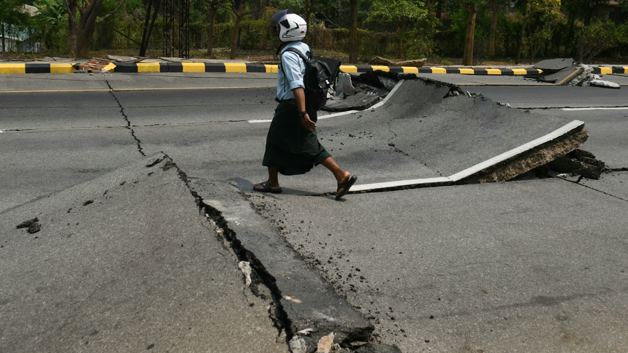 Une route largement abîmée par le séisme à Naypyidaw en Birmanie, le 28 mars 2025 Une route largement abîmée par le séisme à Naypyidaw en Birmanie, le 28 mars 2025