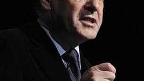La France ne peut ignorer les avertissements que lui lance la crise de la dette et doit mettre l'accent sur la réduction de ses dépenses publiques, a déclaré François Fillon. /Photo prise le 11 décembre 2010/REUTERS/Julien Muguet