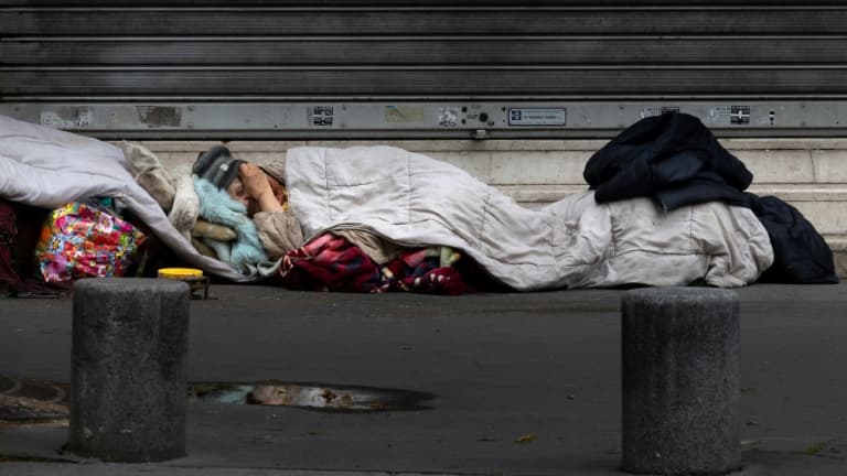 Un sans-abri dort sur un trottoir à Paris, le 21 avril 2025