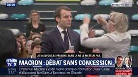 "Je ne le mettrai pas." Emmanuel Macron refuse de porter un collier gilet jaune qu'on lui offre lors d'un grand débat en Gironde