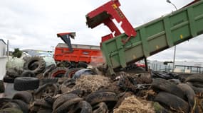 Les éleveurs et producteurs français manifestent contre la faiblesse des prix.