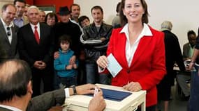 Arrivée en quatrième position de la primaire socialiste, loin derrière Arnaud Montebourg, Ségolène Royal s'est dite "déçue" dimanche, tout en assurant qu'elle continuerait à se battre pour faire avancer ses idées. /Photo prise le 9 octobre 2011/REUTERS/St