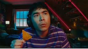 Un joueur mange une chips.
