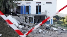 La zone est bouclée alors que des débris jonchent l'extérieur d'une maison endommagée, ciblée par une explosion à Villanova, sur l'île méditerranéenne française de Corse, le 9 octobre 2023.