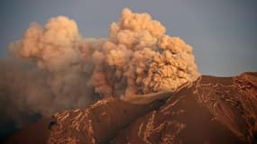 Le volcan Calbuco duquel s'échappe de la fumée, vu depuis Puerto Varas le 24 avril 2015