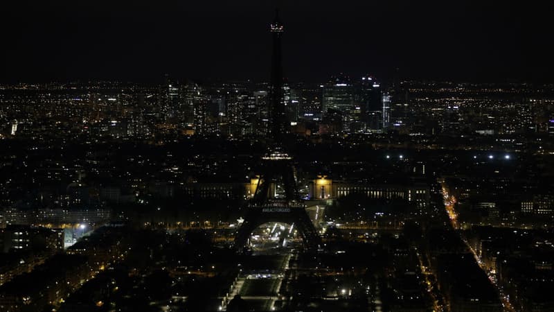 La tour Eiffel éteinte, le 30 mars 2019 à Paris. (Photo d'illustration)