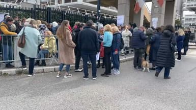 Ce mercredi, des centaines d'Ukrainiens ont fait la queue devant la préfecture des Alpes-Maritimes à Nice pour demander un titre de séjour.