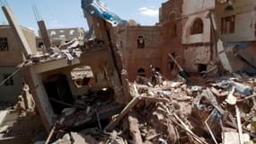 Des maisons détruites après un raid aérien de la coalition arabe, le 10 septembre 2015 à Sanaa, au Yémen