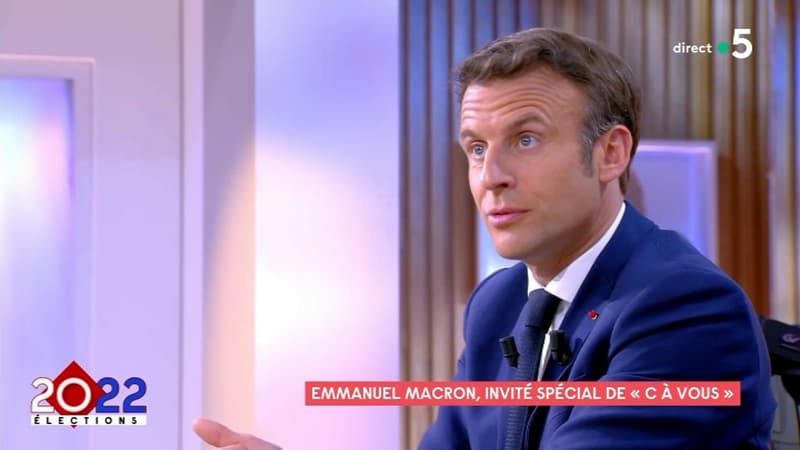 Emmanuel Macron sur le plateau de C à vous le 18 avril 2022.