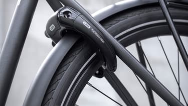 Le vélo Triumph est équipé d'un antivol Abus fixé sur la roue arrière