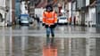 Un habitant marche dans les rues inondées de Neuville-sous-Montreuil (Pas-de-Calais) le 9 novembre 2023 alors que le département est placé en alerte rouge pluies et inondations