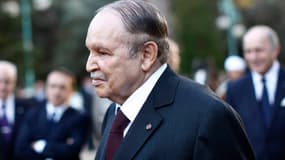 Le président algérien Abdelaziz Bouteflika s'apprête à rencontrer son homologue français François Hollande le 19 décembre 2012.
