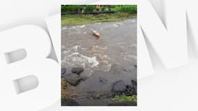 Photo partagée le 9 décembre 2023 d'une tyrolienne installée par la Fédération polynésienne de Protection civile pour ravitailler les foyers isolés à Hitia’a o Te Ra, en Polynésie française, touchée par des inondations 