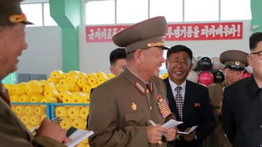 Le leader nord-coréen Kim Jong-un visitant une usine de matériel de pêche le 30 juillet 2016