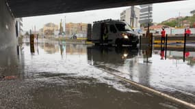 Plusieurs routes niçoises sont inondées, empêchant notamment la circulation du tramway.