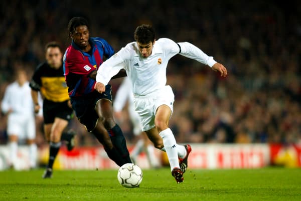 Philippe Christanval à la lutte avec Raul lors d'un Barça-Real en 2002 Philippe Christanval à la lutte avec Raul lors d'un Barça-Real en 2002