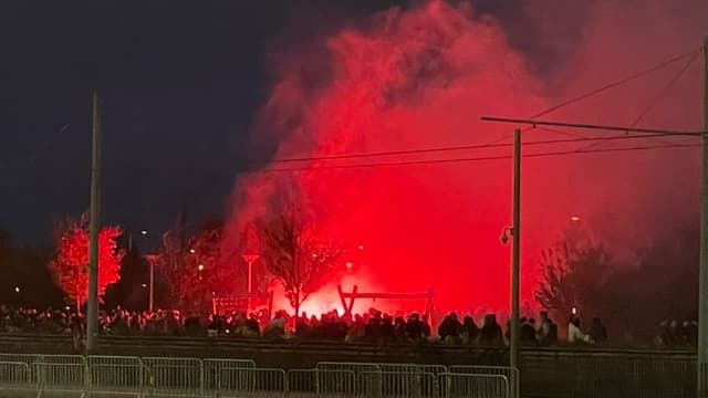 L'ambiance autour du Groupama Stadium avant le derby OL-ASSE, le 10 novembre 2024.