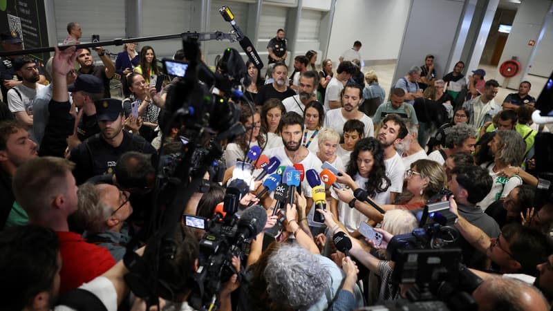 Des militants espagnols membres la flottille humanitaire pour Gaza "Global Sumud" à l'aéroport de Madrid-Barajas, en Espagne, le 5 octobre 2025.