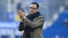Liam Rosenior remercie les fans après un match de Strasbourg à La Meinau, le 21 décembre 2025