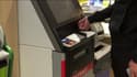 Comme ici à Nogent-sur-Marne, une vingtaine de bureaux de tabac en France propose désormais des distributeurs de billets, un nouveau service sous forme de test.