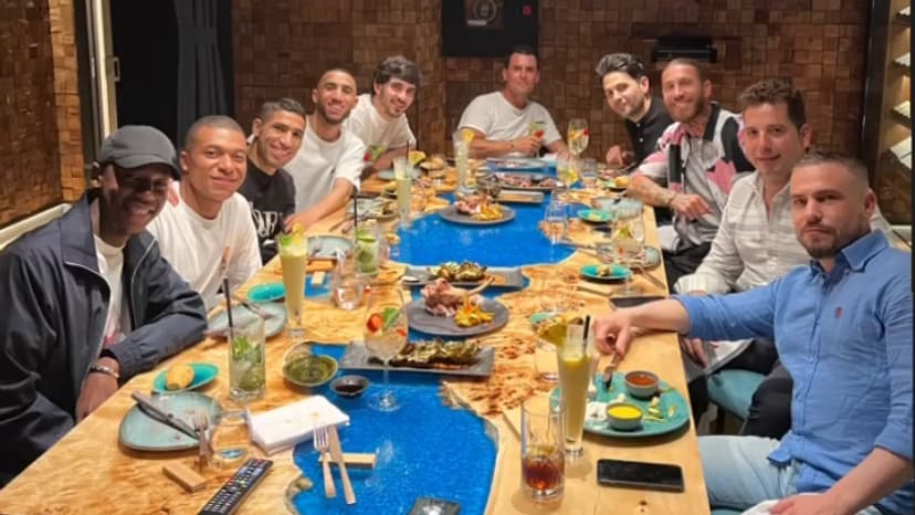 La story de Sergio Ramos lors de la repas avec Mbappé et Hakimi. La story de Sergio Ramos lors de la repas avec Mbappé et Hakimi.