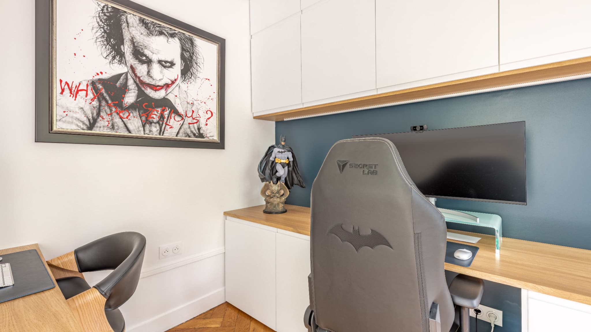 Pour ce projet Batman, des couleurs claires et des rangements en hauteur permettent d'optimiser l'espace et éviter l'encombrement au sol. 