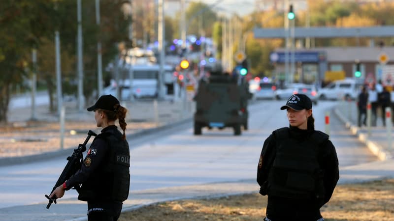Des policières turques sécurisent une partie d'une route principale à Kahramankazan, à environ 40 kilomètres au nord d'Ankara, le 23 octobre 2024, à proximité du bâtiment de l'industrie aérospatiale turque (TAI), après une énorme explosion devant le siège qui a fait un certain nombre de morts et de blessés, a déclaré le ministre turc de l'Intérieur, décrivant l'incident comme une "attaque terroriste".