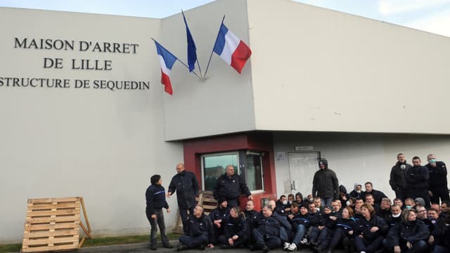 Les surveillants à Sequedin en 2013.