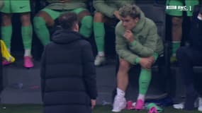 Antoine Griezmann avec une poche de glace à la cheville droite lors d'Inter-Atlético le 20 février 2024