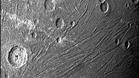 Le côté sombre de Ganymède photographié par le vaisseau Juno le 7 juin 2021. 