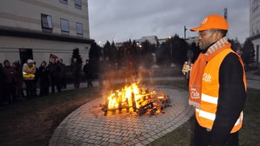 Labihu Mian Keba, porte-parole de la CFDT chez Alcatel-Lucent, s'adresse aux employés de Vélizy en 2012, après un comité central d'entreprise.