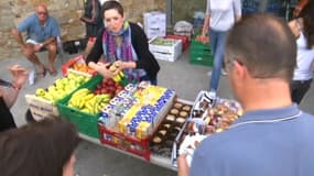 Une distribution de repas dans un centre d'accueil pour personnes évacuées à Bormes-les-Mimosas, dans le Var