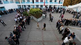 Bureau de vote à Tunis. Les Tunisiens, déclencheurs du "printemps arabe", sont invités ce dimanche à élire démocratiquement une assemblée constituante neuf mois après le renversement de Zine Ben Ali. /Photo prise le 23 octobre 2011/REUTERS/Jamal Saidi