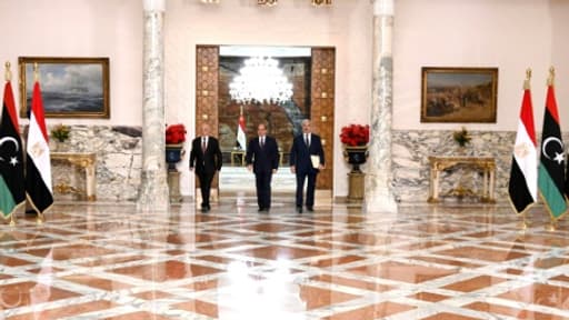 Lé président égyptien Abdel Fattah al-Sissi, entouré du maréchal Khalifa Haftar (droite) et du président du Parlement élu, basé en Cyrénaïque, Aguila Saleh (gauche), au Caire, le 6 juin 2020