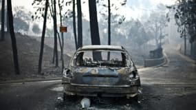 Une voiture brûlée à Pedrogao, dans le centre du Portugal le 18 juin 2017