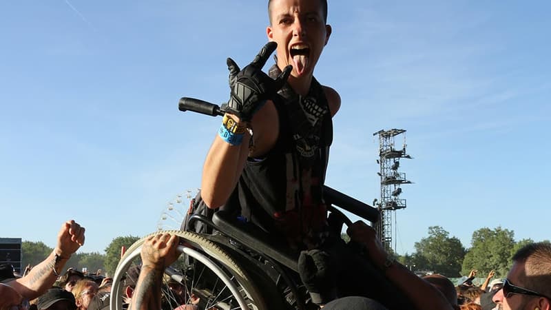 Les festivaliers hissent une spectatrice en fauteuil, pendant le Hellfest 2017 à Clisson, le 17 juin.