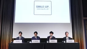 Le président de l'agence de J-Pop Johnny & Associates, Noriyuki Higashiyama (2e à droite), s'exprime lors d'une conférence de presse à Tokyo le 2 octobre 2023.