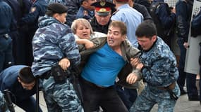 Des policiers en pleine arrestation, ce dimanche au Kazakhstan.