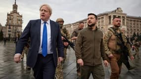 Photo diffusée par le service de presse de la présidence ukrainienne montrant le Premier ministre britannique Boris Johnson (g) et le président ukrainien Volodymyr Zelensky dans le centre de Kiev, le 9 avril 2022