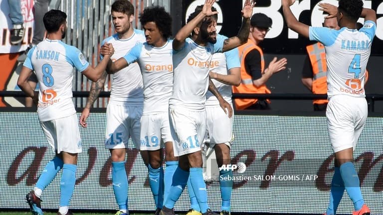 La joie des Marseillais sur l'ouverture du score du milieu brésilien Luiz Gustavo.