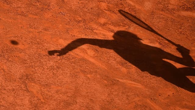 L'ombre d'un tennisman au service