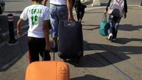 Une famille de Roms en situation irrégulière en France renvoyés en Roumanie dans le cadre de départs volontaires, à leur arrivée à Bucarest, jeudi dernier. Le secrétaire d'Etat aux Affaires européennes Pierre Lellouche appelle la Roumanie et la Bulgarie à