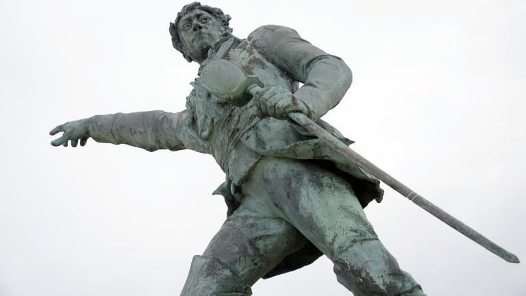 Une statue du corsaire Robert Surcouf.