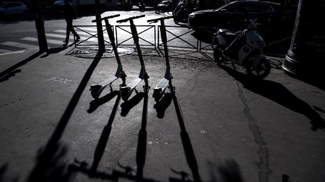 Des trottinettes électriques en libre-service à Paris.