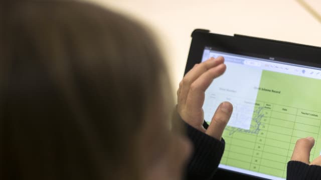 Les vertus du numérique à l'école maternelle fait débat.